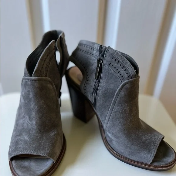 Vince Camuto Open-toe Heels - Picture 3 of 6